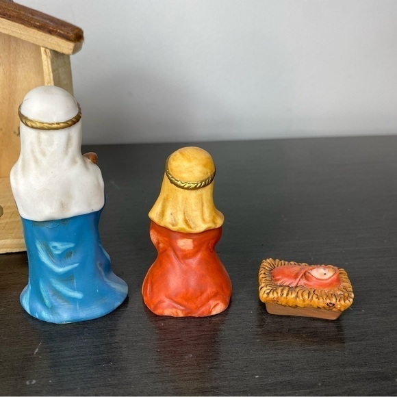 Vintage Home For The Holidays Wood Crèche & Porcelain Nativity Set, Complete - Picture 7 of 12